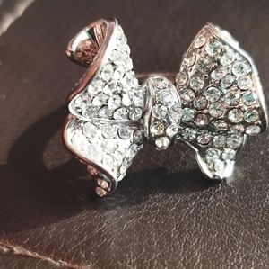 Sparkly bow ring